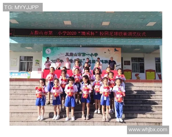 二年级足球球星成长之路手绘海报展示年轻足球梦想与无限潜力